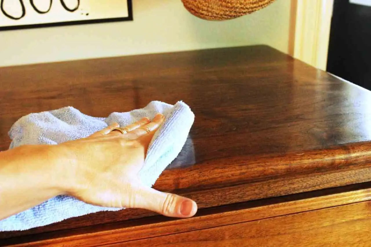 Il trucco dello strofinaccio umido per spolverare senza sollevare un granello di polvere